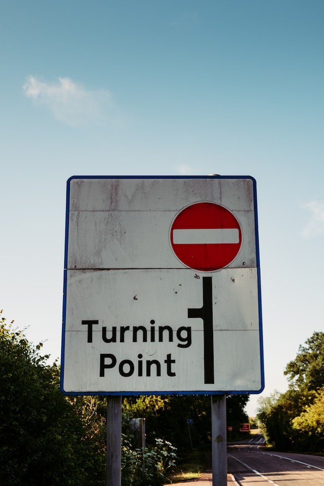 traffic sign saying "turning point"